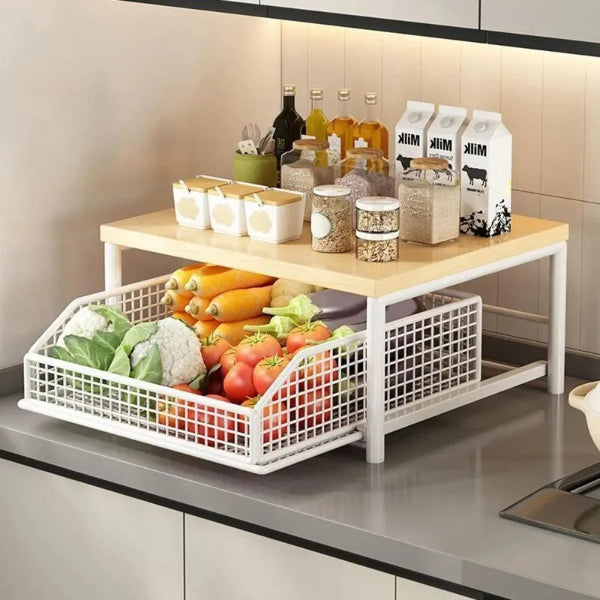 Étagère cuisine remplie sur plan de travail