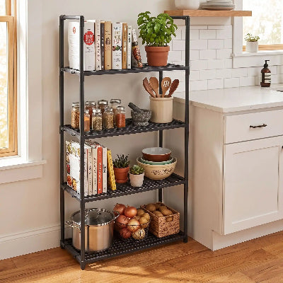 Livres recettes, épices et ustensiles rangés sur etagere micro ondes