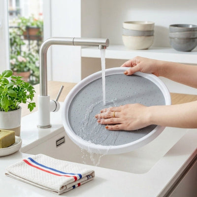 Personne qui lave le rangement à épices sous l'eau