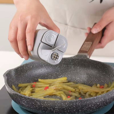 Personne saupoudrant avec le pot a epice dans une poêle