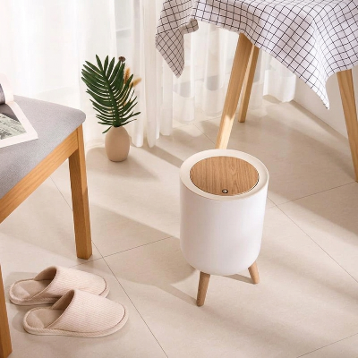 Poubelle cuisine entre chaise et petite table cuisine