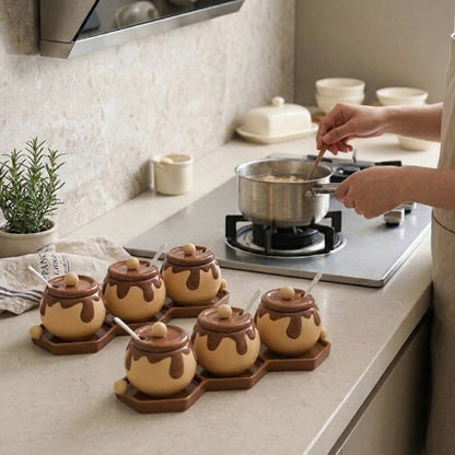 2 ensembles de pot a epices près personne qui cuisine
