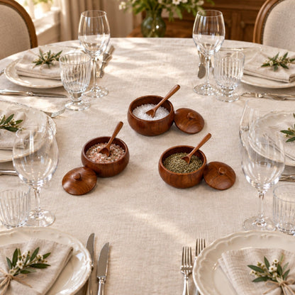 3 pot pour epices ouverts sur table avec couverts