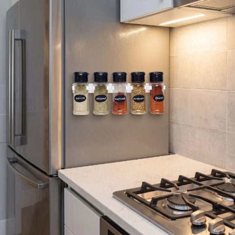 5 pots à épices suspendus sur frigo