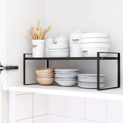 Bols assiettes rangées sur etagere de cuisine dans armoire