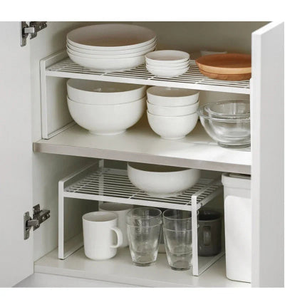 Deux etagere de cuisine sous comptoir remplies de bols assiettes