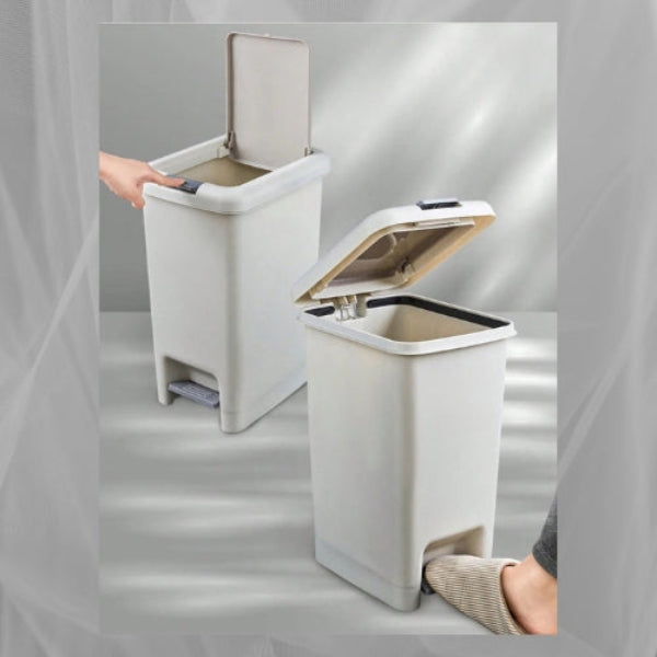 Deux Poubelle de cuisine montrant deux systemes ouverture pied main