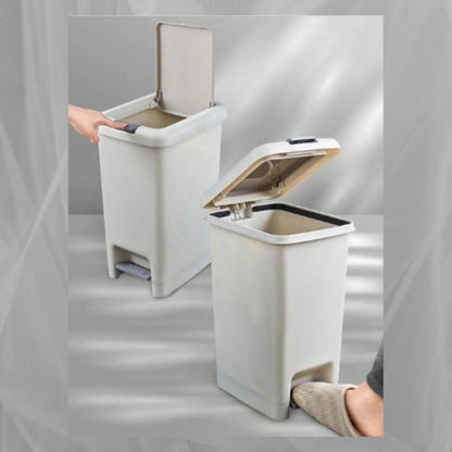 Deux Poubelle de cuisine montrant deux systemes ouverture pied main