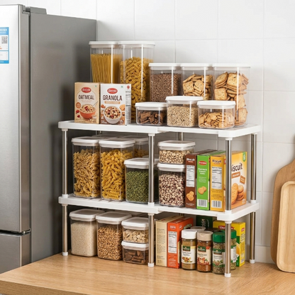 Deux étagère cuisine superposées près frigo remplies contenants transparents