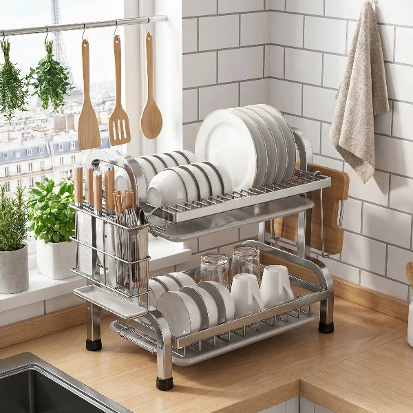 Égouttoir vaisselle inox rempli sur plan travail petite cuisine urbaine