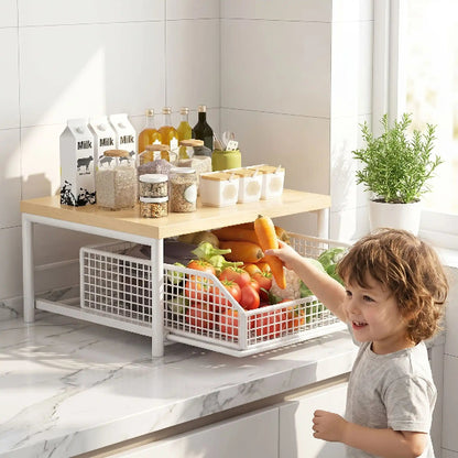 Enfant prenant carotte dans étagère cuisine sur plan travail