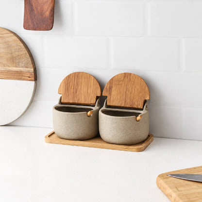 Ensemble de 2 pots a epices sur un comptoir