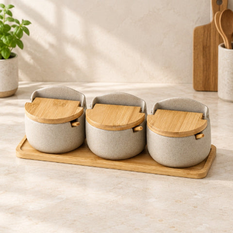 Ensemble de 3 pots a epices sur un comptoir