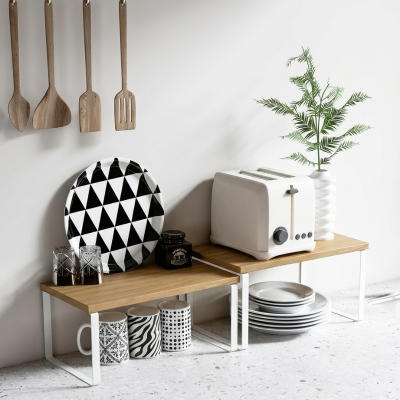 Etagere bois cuisine côte à côte sur comptoir