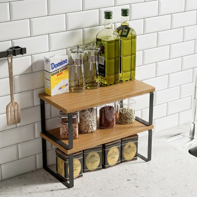 Etagere bois cuisine superposée sur comptoir près évier
