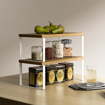 Etagere bois cuisine superposée sur table