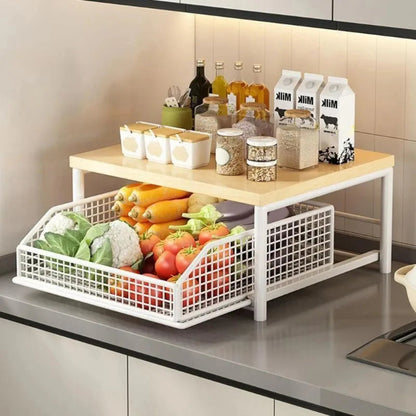 Étagère cuisine remplie sur plan de travail