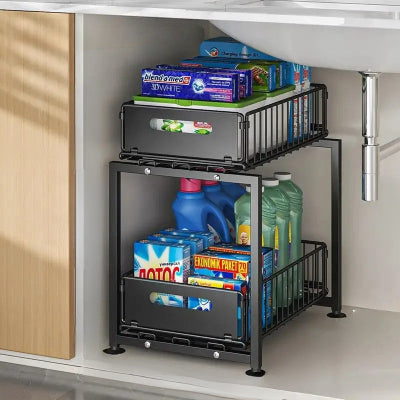 Etagere cuisine sous évier remplie produits entretien