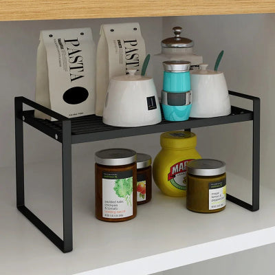 Etagere de cuisine sous comptoir remplie de sacs et pots