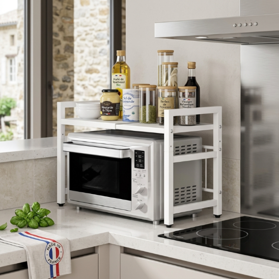 Etagere micro onde blanche près plaque de cuisson