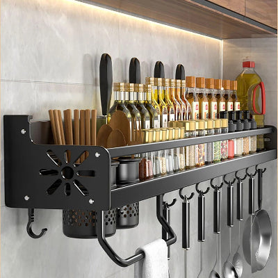 Etagere murale cuisine sur mur remplie bouteilles pots et ustensiles