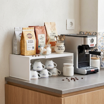 Étagère pour cuisine blanche avec sacs café près machine à café