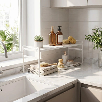 Etagere pour cuisine blanche près évier remplie bouteilles savon serviettes