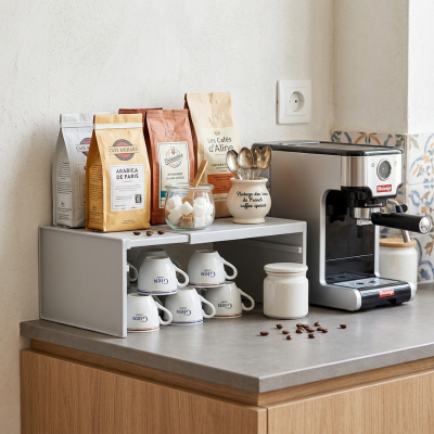 Étagère pour cuisine grise avec sacs café près machine à café