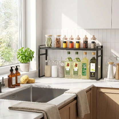 Etagere pour cuisine noire remplie près évier