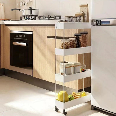 Etagere pour cuisine remplies glissée entre frigo et comptoir