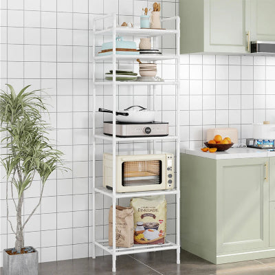 Etagere pour micro onde blanche près comptoir et plaque cuisson