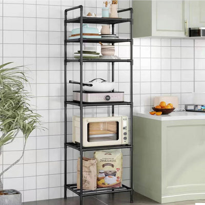 Etagere pour micro onde noire près comptoir et plaque cuisson