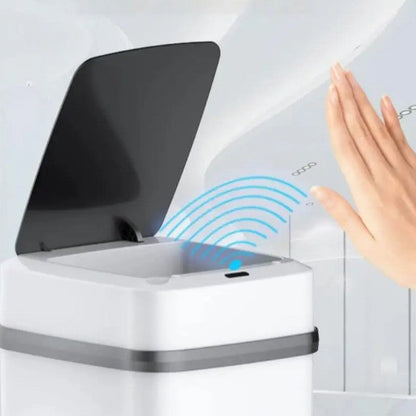 Main agitant devant capteur poubelle cuisine ouverte