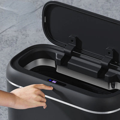 Main ouvrant manuellement poubelles de cuisine
