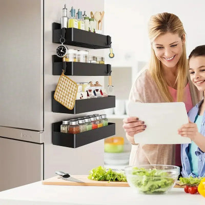 Maman et fille près etagere cuisine sur frigo