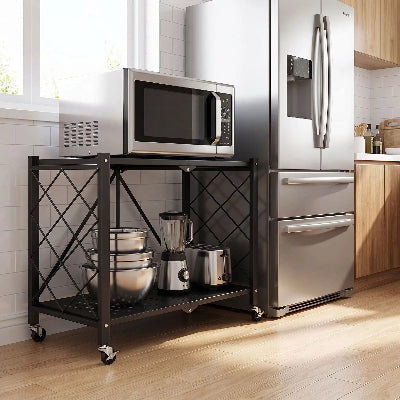 Micro-ondes posé sur étagère micro onde près du réfrigérateur