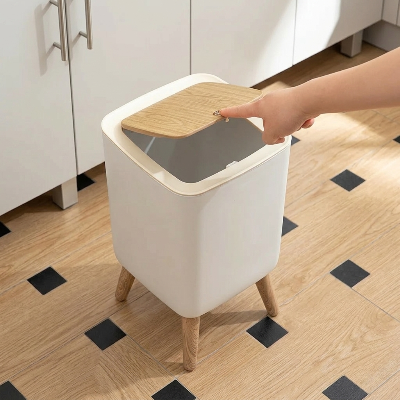 Personne appuyant bouton couvercle poubelle de cuisine