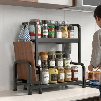 Personne cuisinant à côté du rangement epices