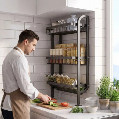 Personne cuisinant devant l'etagere a epice