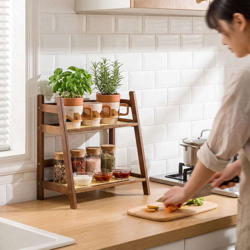 Personne cuisinant devant etagere cuisine bois