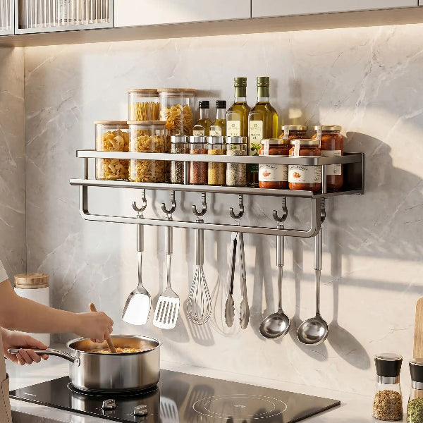 Personne cuisinant devant etagere murale cuisine au dessus cuisinière