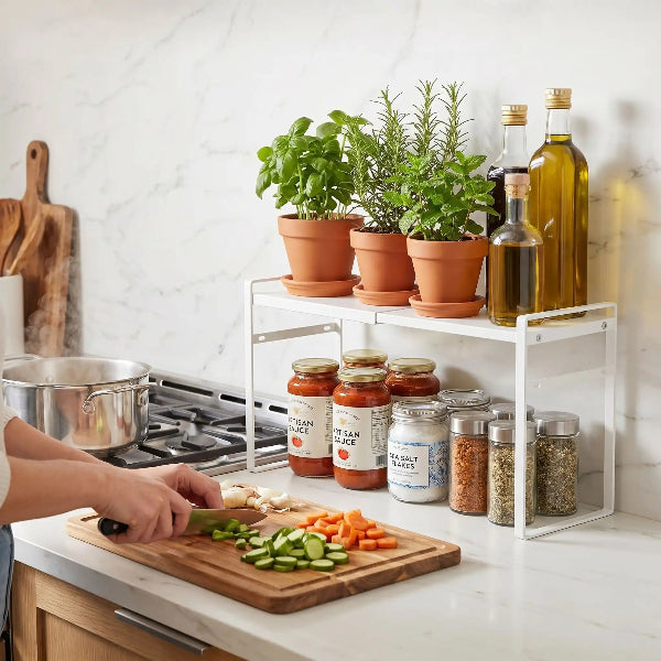 Personne cuisinant devant etagere pour cuisine près cuisinière