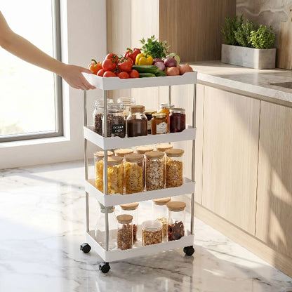 Personne déplaçant dans cuisine etagere pour cuisine