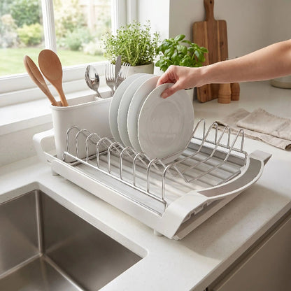 Personne déposant assiette dans EGOUTTOIR VAISSELLE BLANC