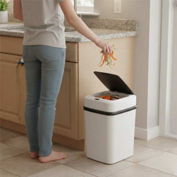 Personne jetant dechets dans poubelle cuisine ouverture automatique