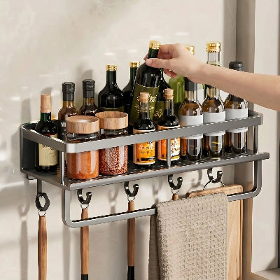 Personne prenant bouteille dans etagere murale cuisine