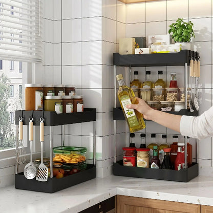 Personne prenant bouteille dans etagere cuisine