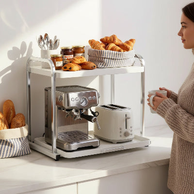 Personne prenant son café du matin devant support pour micro onde