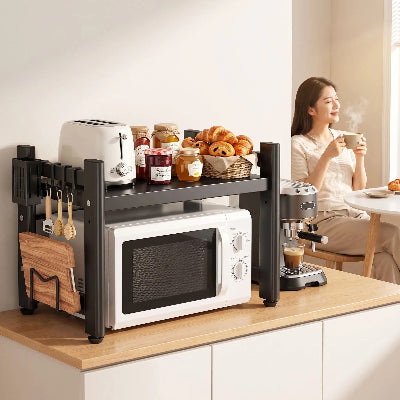 Personne prenant café près etagere four micro onde