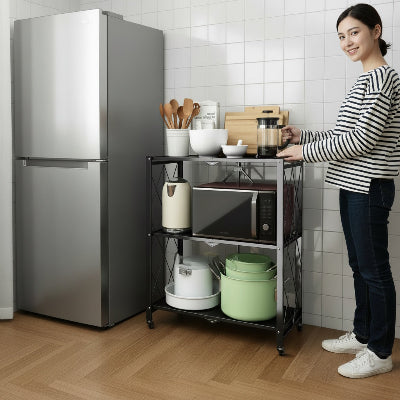 Personne prenant sa cafetière sur l'étagère micro onde